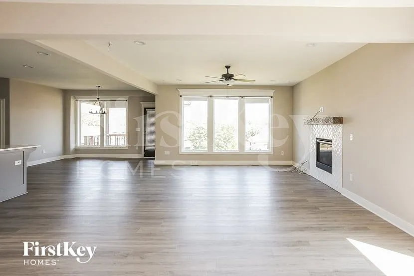 4 bed, 3.0 bath, 2560 sqft, $4,200 — Photo 2