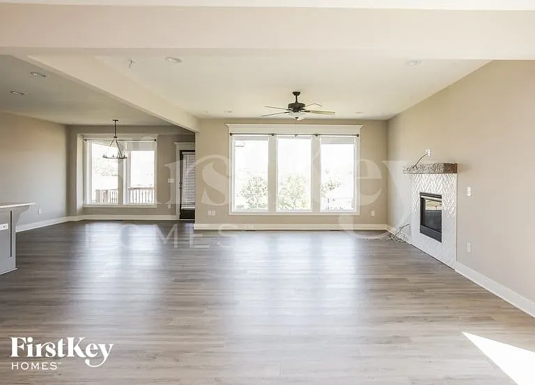 2217 NE Janessa Dr — Photo 2