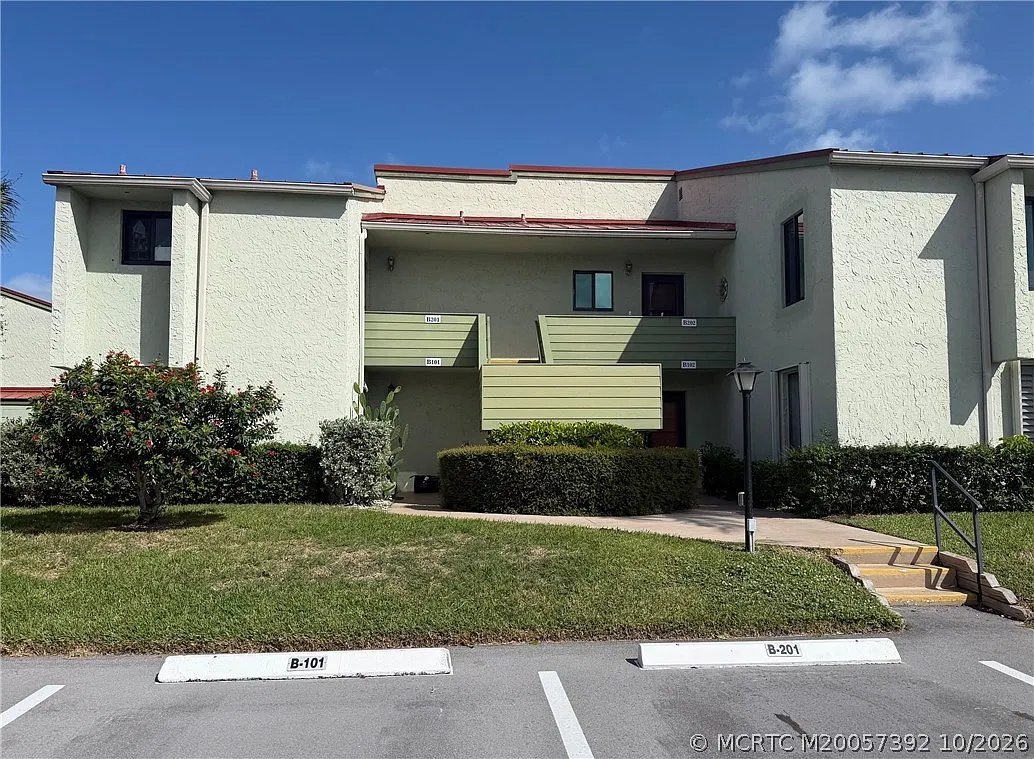 1 bed, 1.5 bath, 903 sqft, $1,950 — Photo 2