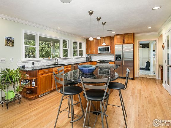 4th image of 895 Laurel Ave