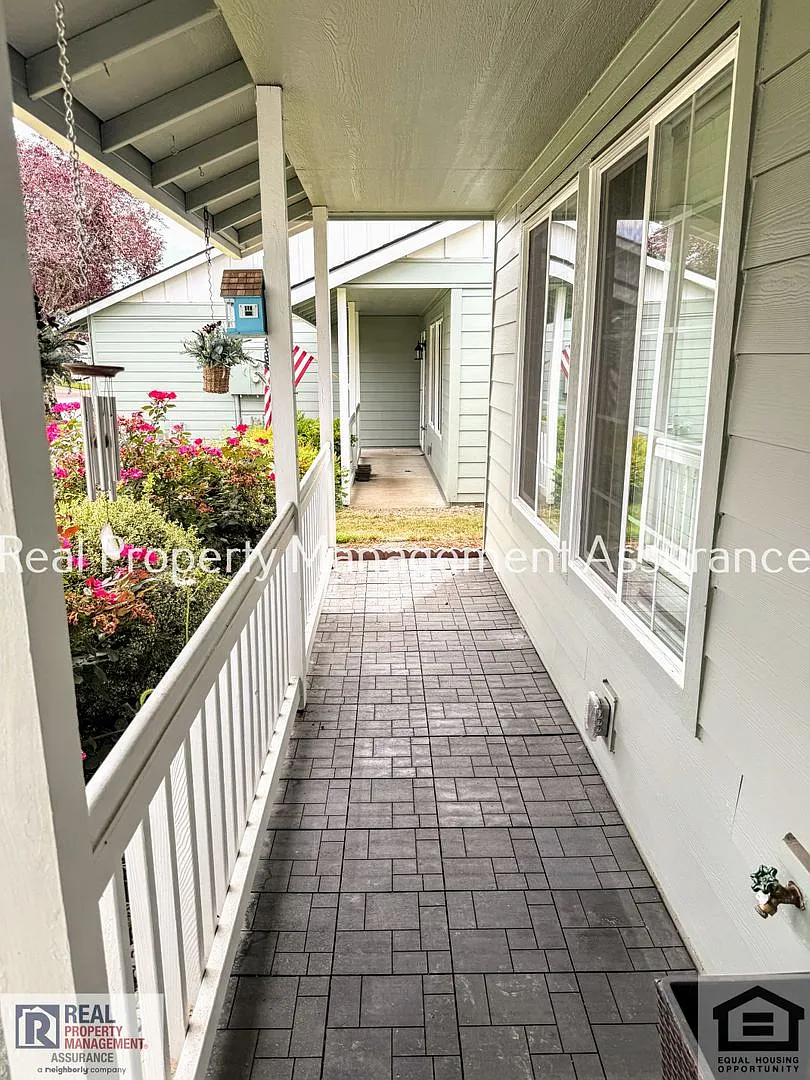 Charming 2BD/2BA duplex In Hillsboro! — Photo 3