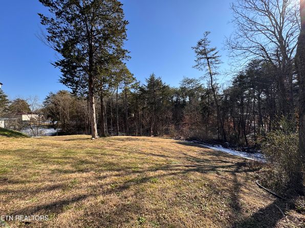 9832 Clift Rd, Strawberry Plains, TN 37871