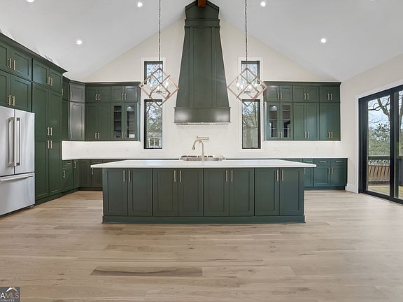 5th image of 990 Sycamore Dr