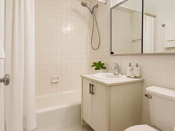 5th image of 400 E 54th St APT 18A