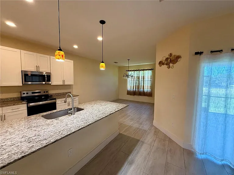 5560 Belrose St — Photo 14