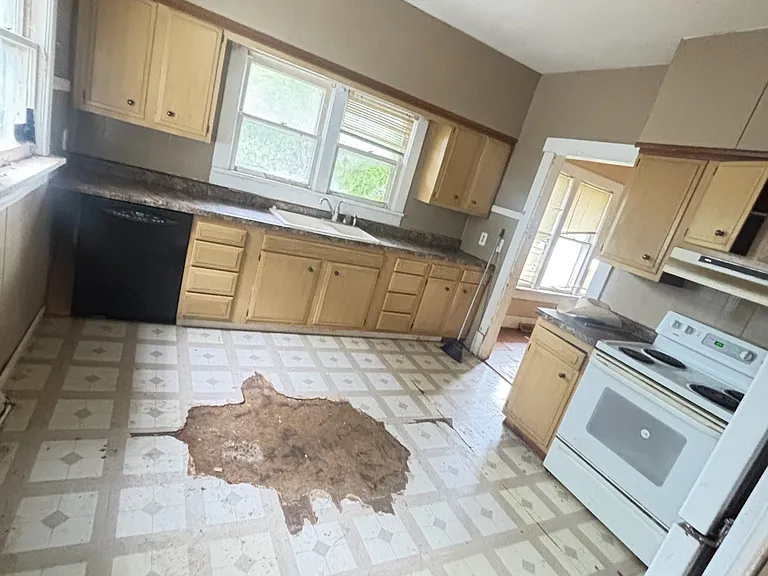 108 E Shipping St — Photo 14