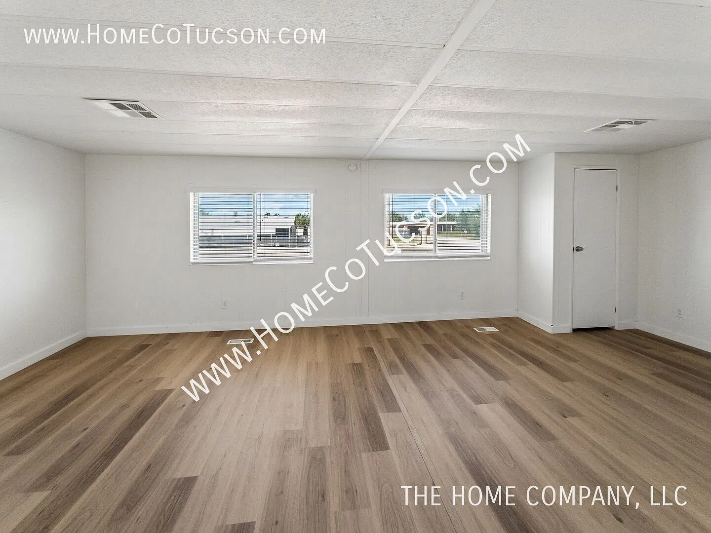 2641 W Curtis Road Spacious 3 Bedroom Home with 2-Car Garage, Fenced Yard & Covered Patios — Photo 3