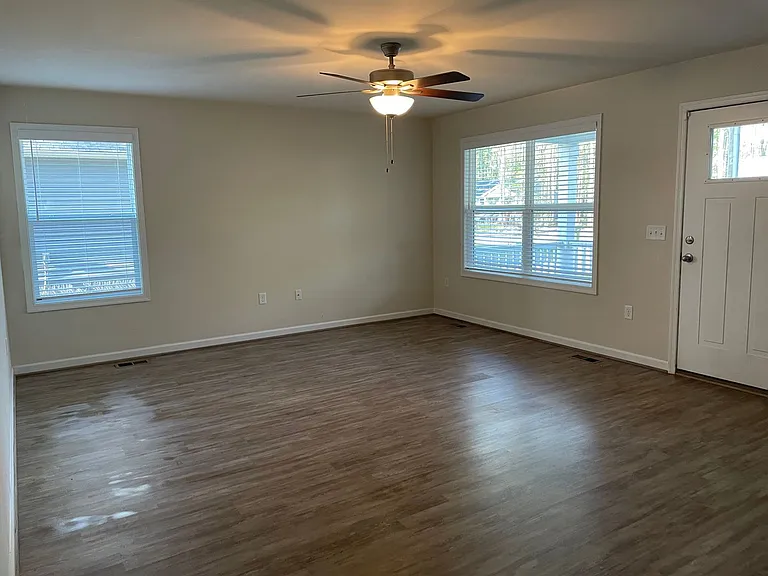 395 Shorewood Dr — Photo 6