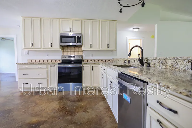 4 bed, 2.0 bath, 1950 sqft, $3,250 — Photo 4