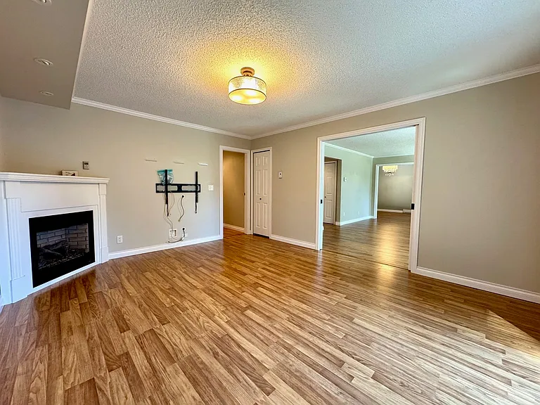 1032 Cornwall Dr — Photo 16