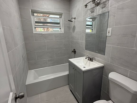 4th image of 1537 Jefferson Ave #4