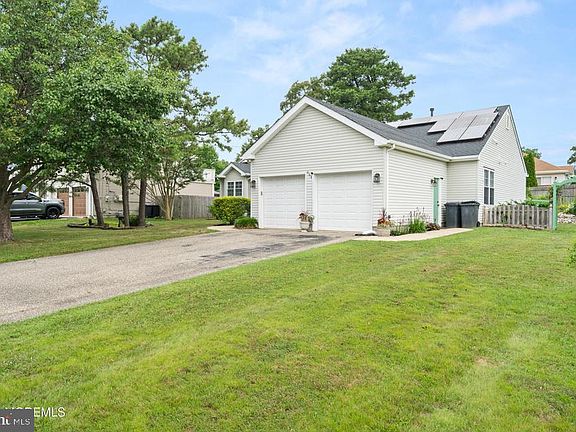 3rd image of 994 Treasure Ave