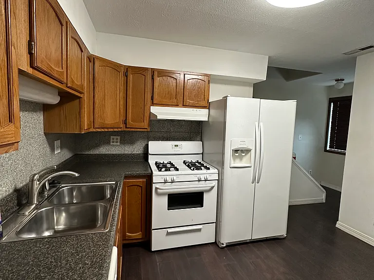 227 N Dicks St — Photo 3