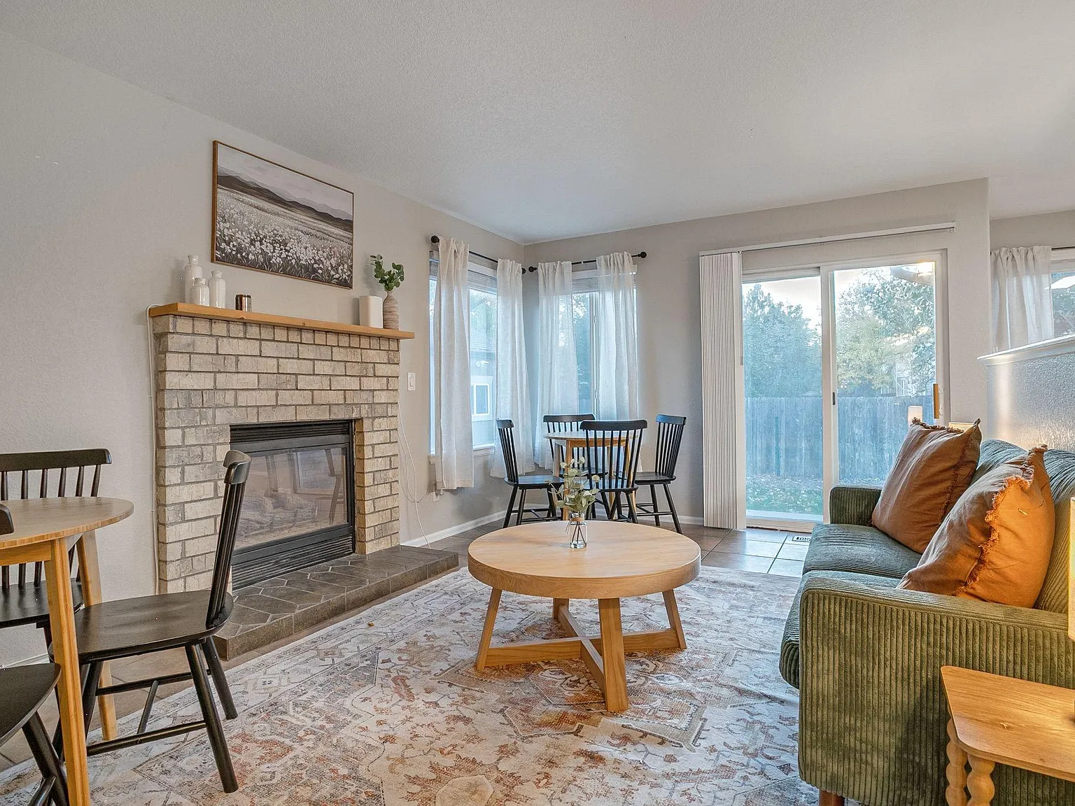 4 bed, 4.0 bath, 3000 sqft, $910 — Photo 3