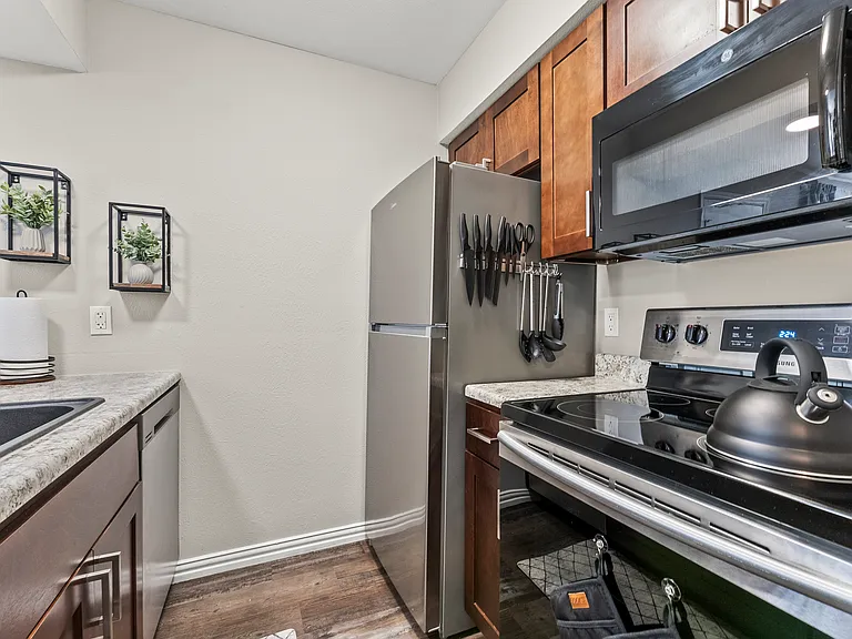 Fully stocked kitchen with major and minor appliances