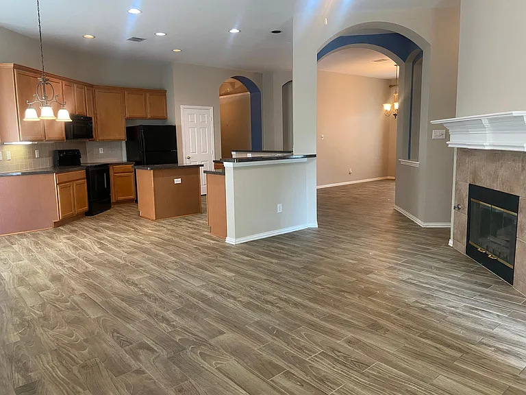 302 Crabapple Dr — Photo 9