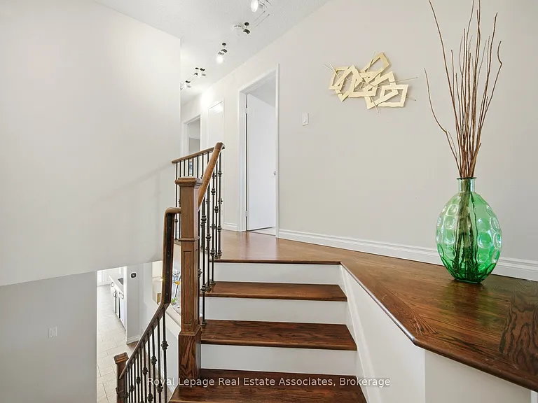 1308 Valerie Cres — Photo 20