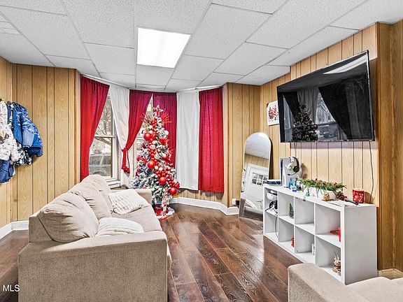 2nd image of 1447 Broadway