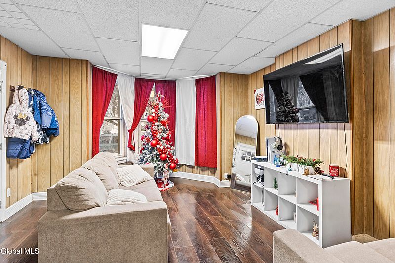 2nd image of 1447 Broadway