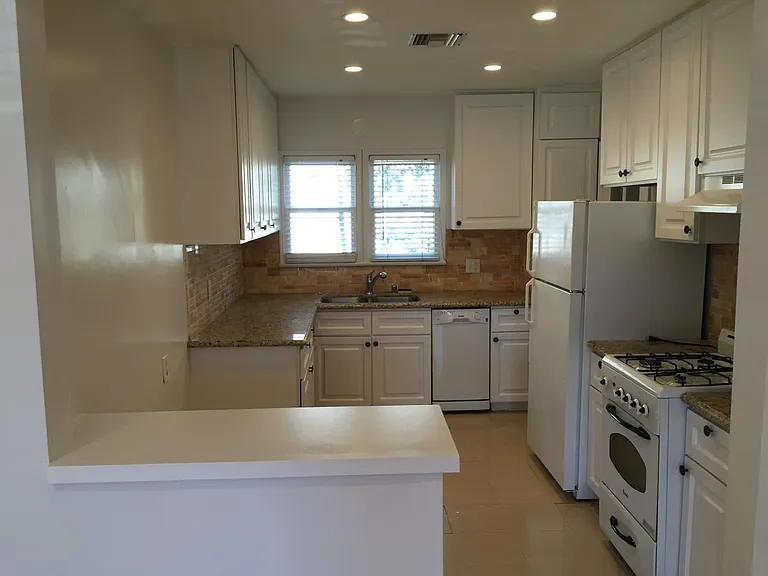 9431 Charleville Blvd — Photo 4
