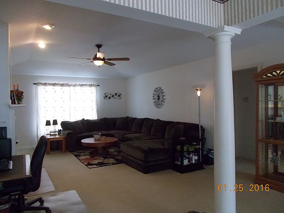 great room w/high ceiling