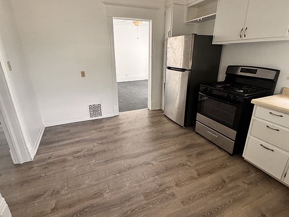 2nd image of 1432 Hayes Ave