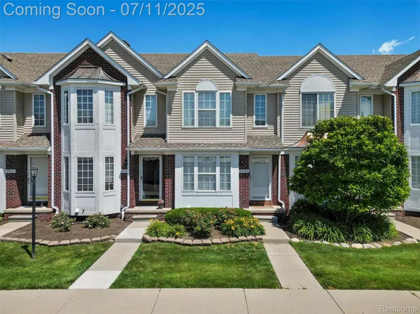 35033 Windsor Dr, New Baltimore, MI 48047