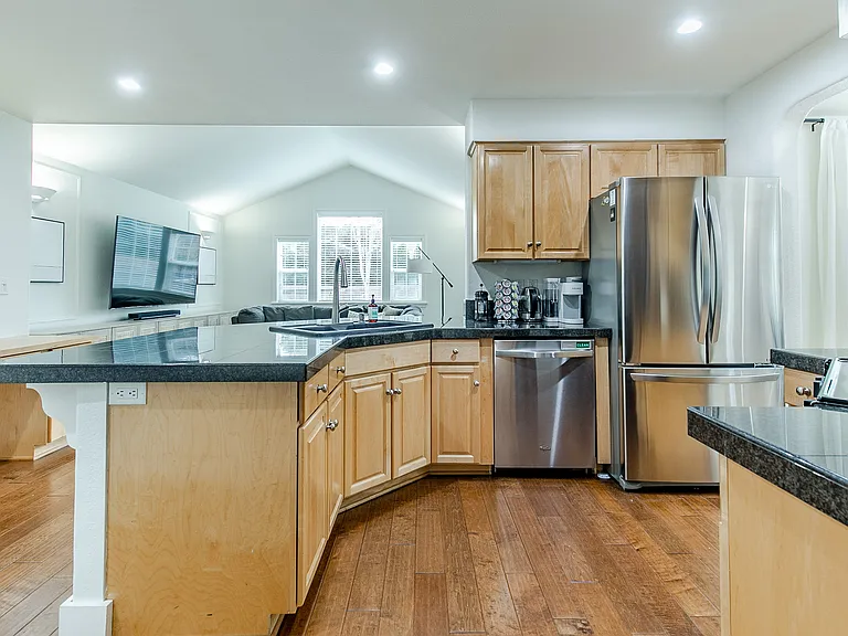 1241 Masters Ave — Photo 3
