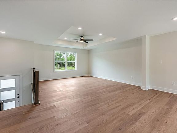 5th image of 303 NE Warrensburg Rd