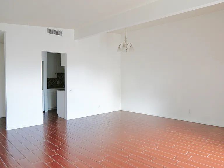 27400 Hombria Dr #B — Photo 6