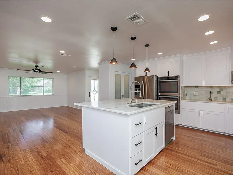 830 Crestview Dr — Photo 12