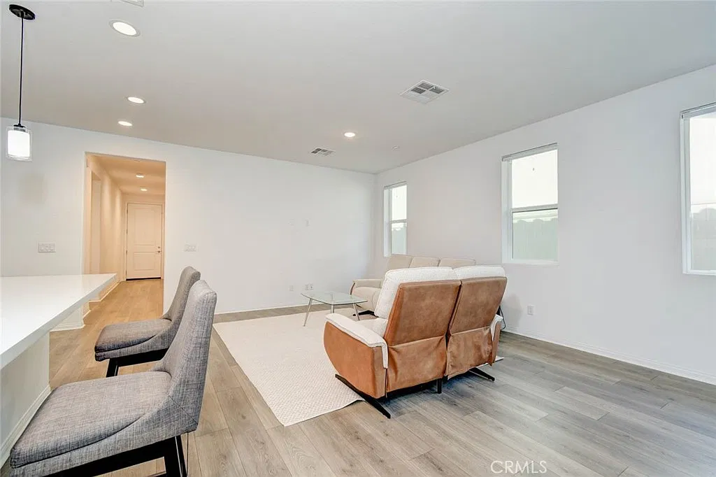 3 bed, 1445 sqft, $3,399 — Photo 3