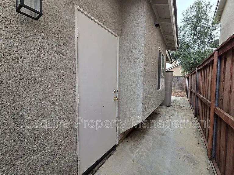 4888 Ellington St — Photo 24