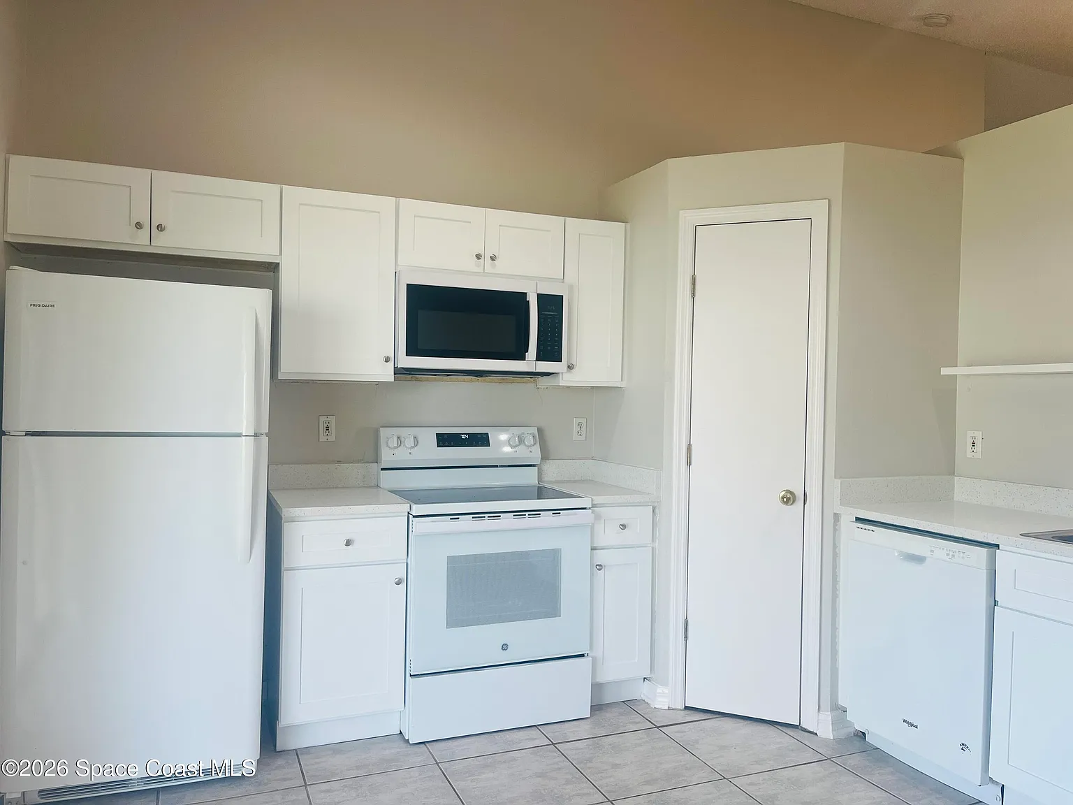 3 bed, 2.0 bath, 1292 sqft, $2,050 — Photo 2