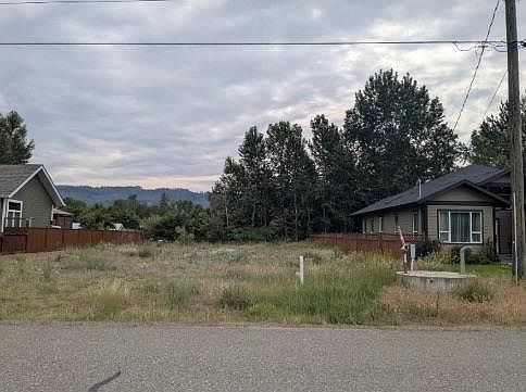 2nd image of 4765 Spruce Cres