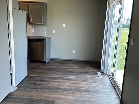 4th image of 2367 S White Oak Dr