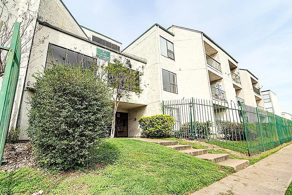 2818 S Bartell Dr — Photo 1