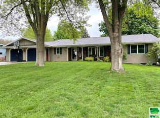 406 6th Ave SE, Sioux Center, IA 51250