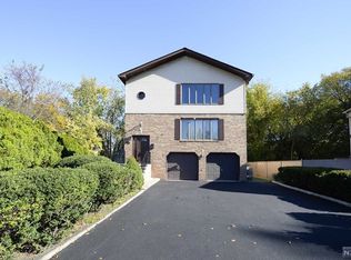 19 Daniel Ct, Saddle Brook, NJ 07663