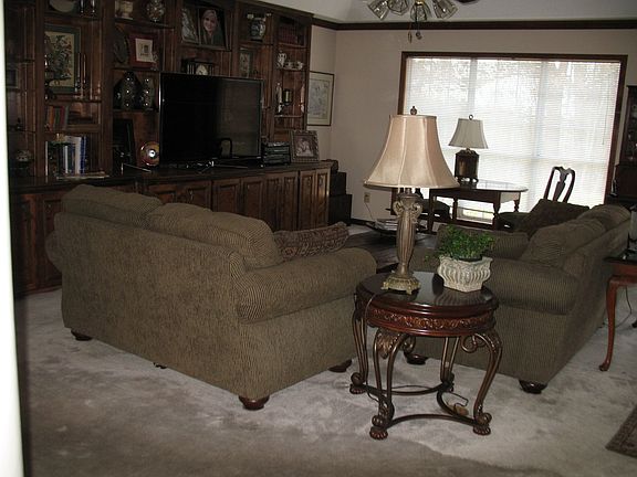 3rd image of 825 Fairwood Dr
