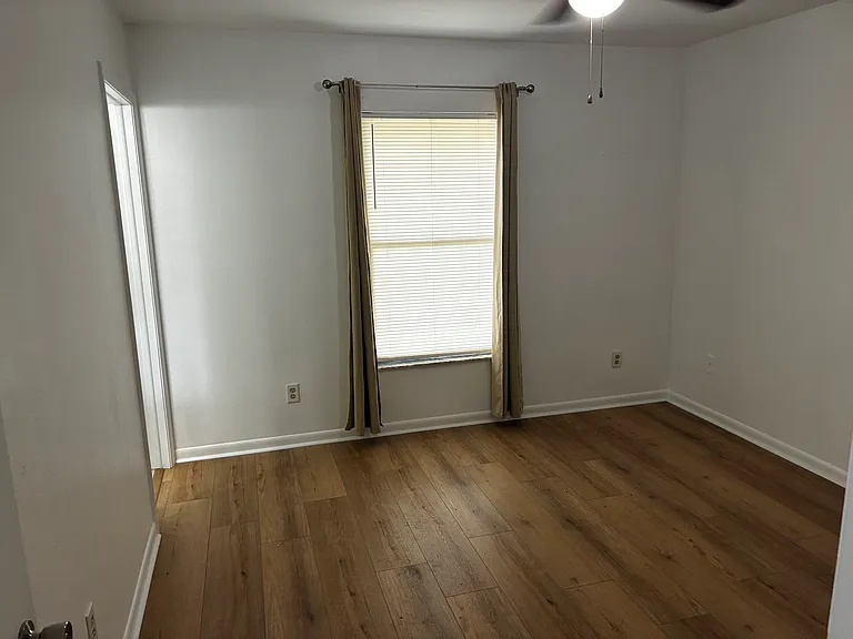 Mstr bedroom & door to bath