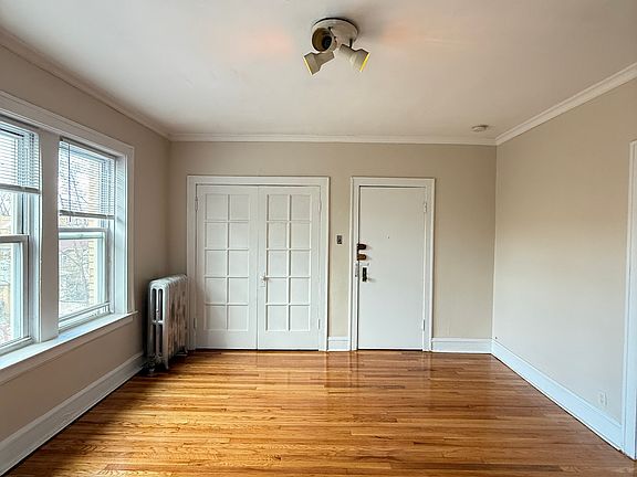 3rd image of 2855 W Berteau Ave #2G