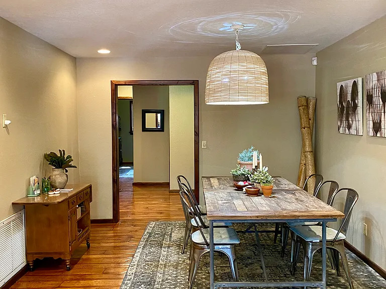 Spruce & Pine
Dining room area