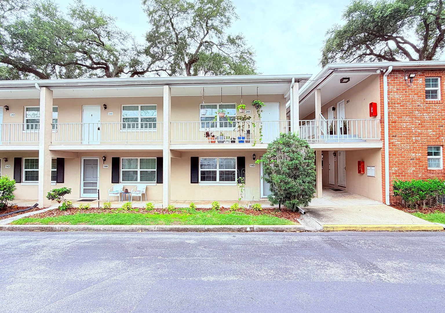 !Price Drop! Great Complex On Lake Killarney — Photo 1
