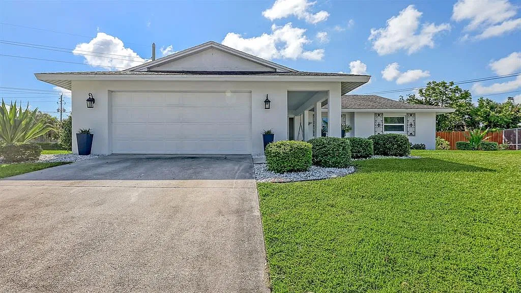 3 bed, 2.0 bath, 1928 sqft, $3,600 — Photo 2