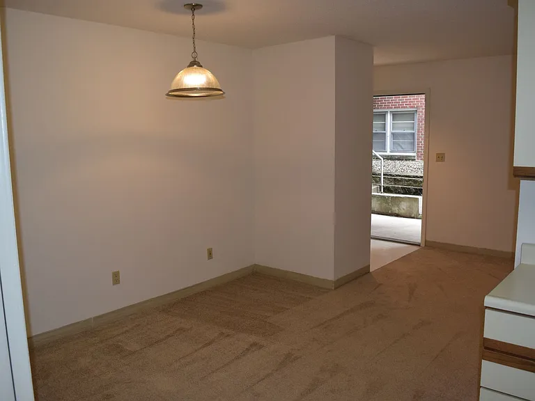 507 W Green St — Photo 7