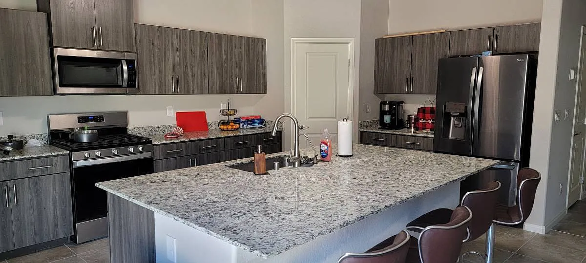 4 bed, 2.5 bath, 2432 sqft, $850 — Photo 4