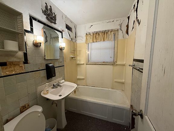 5th image of 625 Montrose St