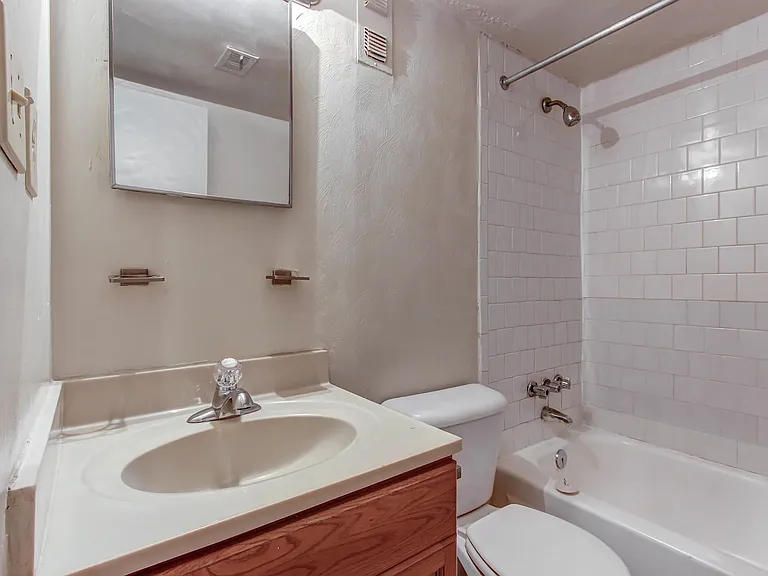 Harbor Inn Apartments — Photo 6