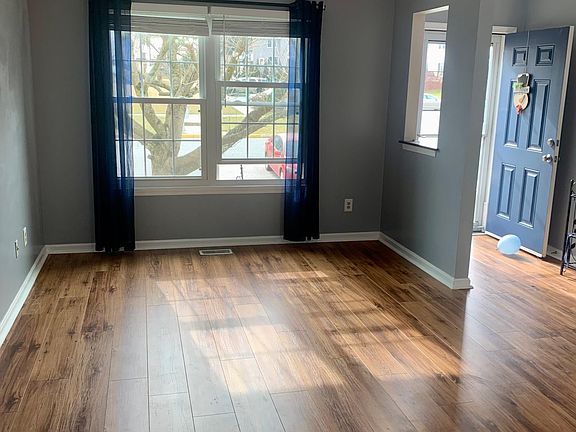3rd image of 454 Darby Ln